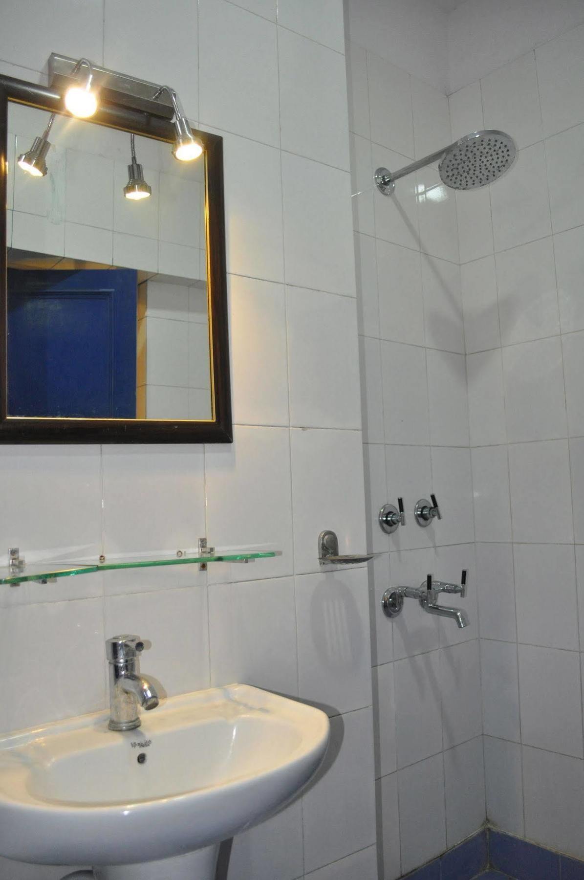 Hotel Kabli New Delhi Buitenkant foto