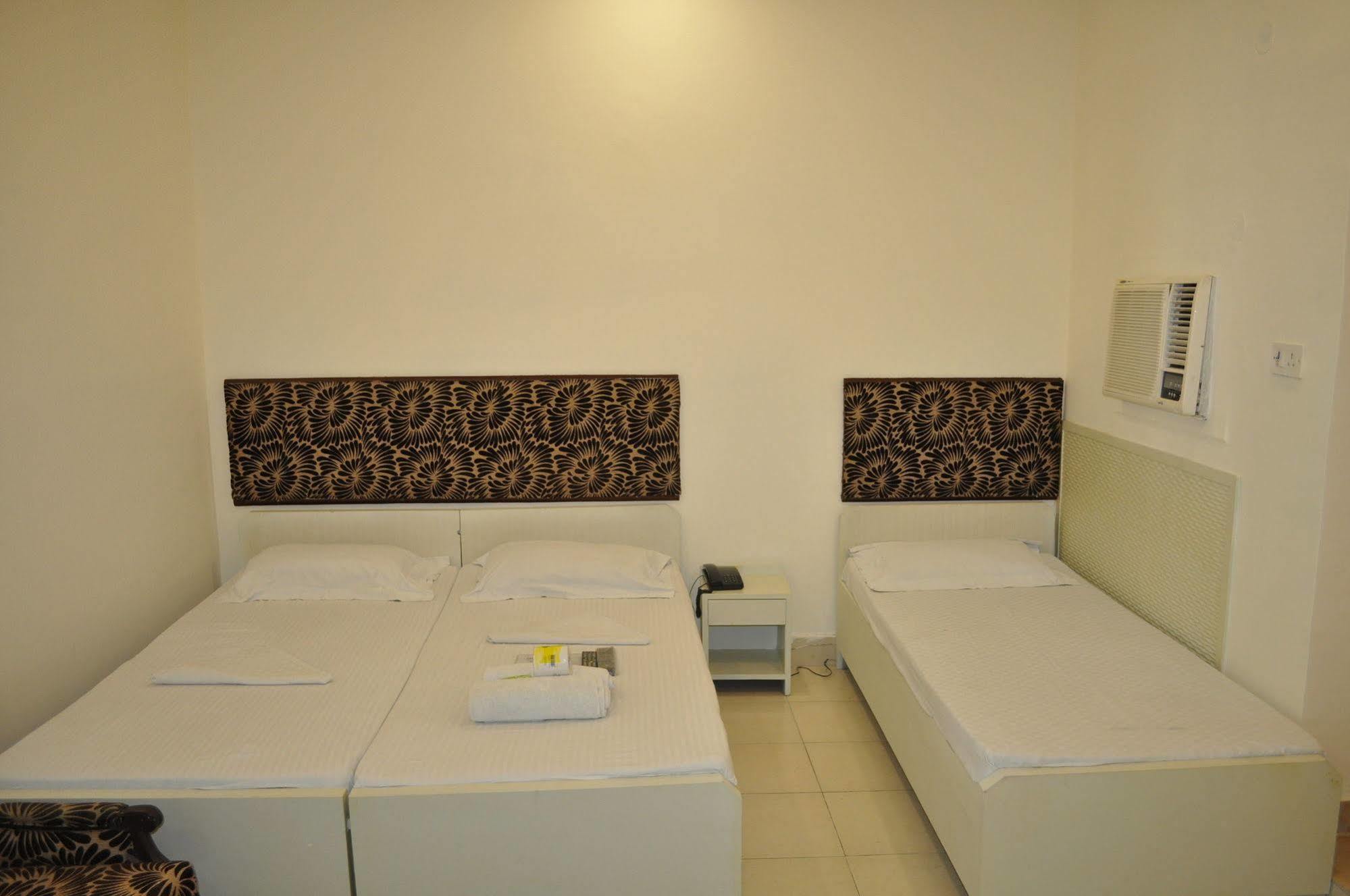 Hotel Kabli New Delhi Buitenkant foto