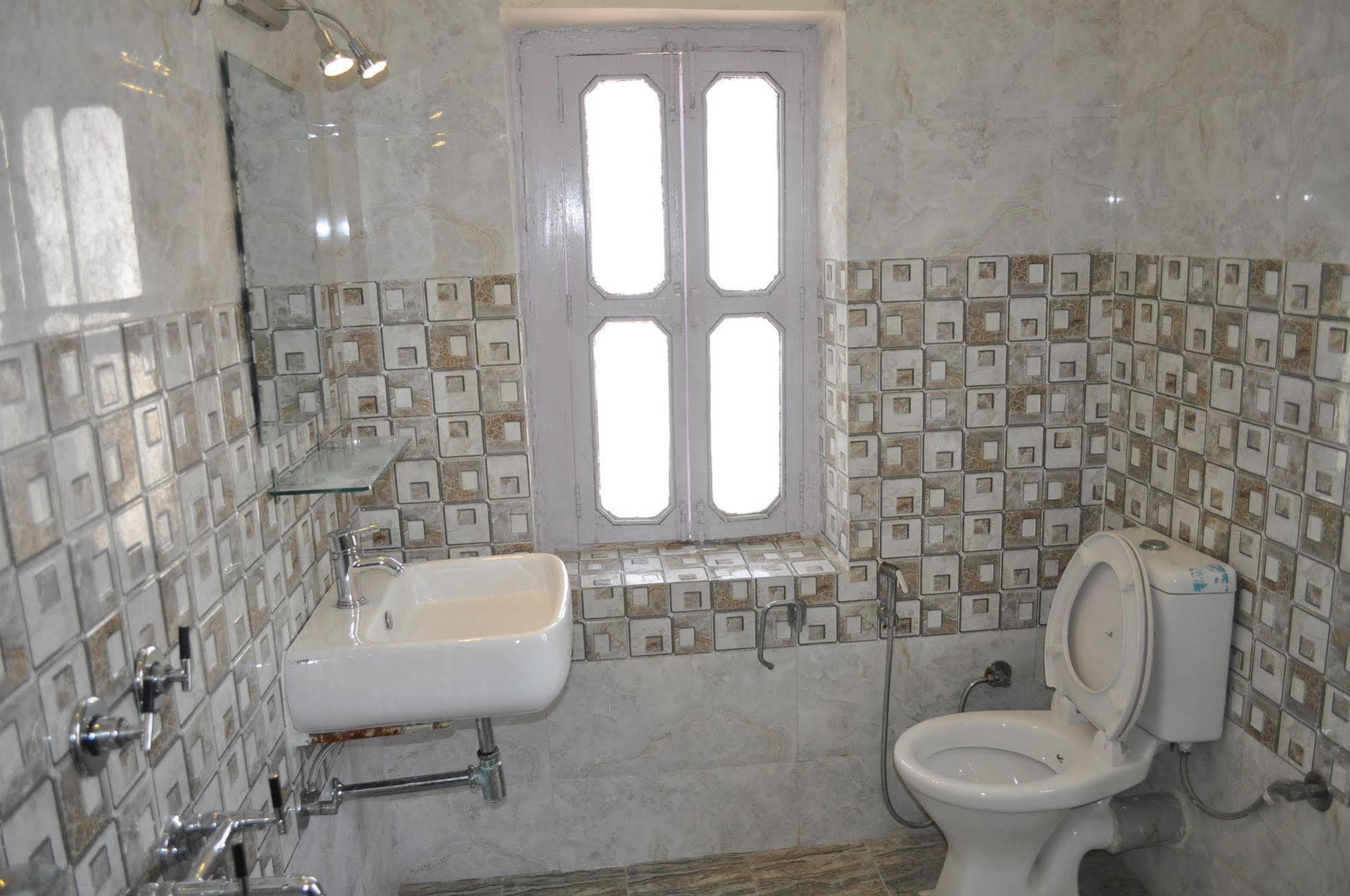 Hotel Kabli New Delhi Buitenkant foto